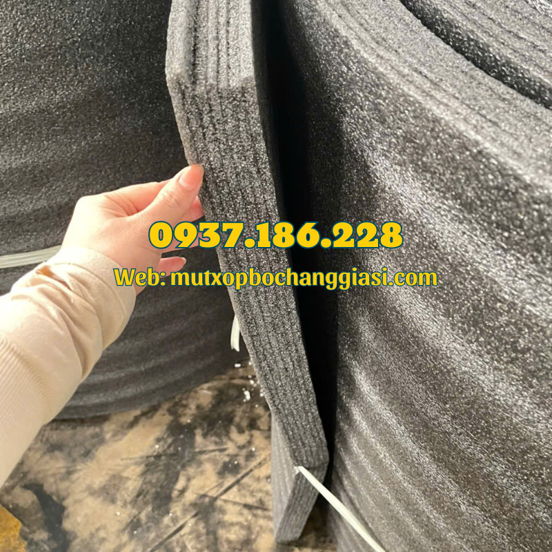 cuon xop pe foam mau den 30mm